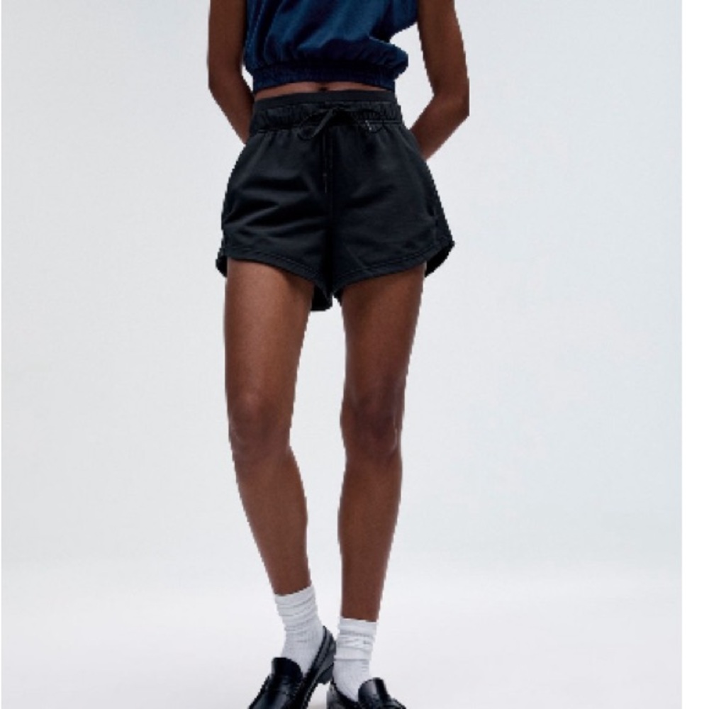 Inner Glow High-Rise Short 3”